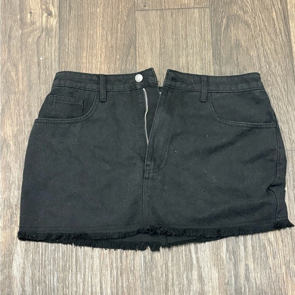 PrettyLittleThing Petite Washed Black Raw Hem Mini Skirt, Excellent Condition - Picture 5 of 6